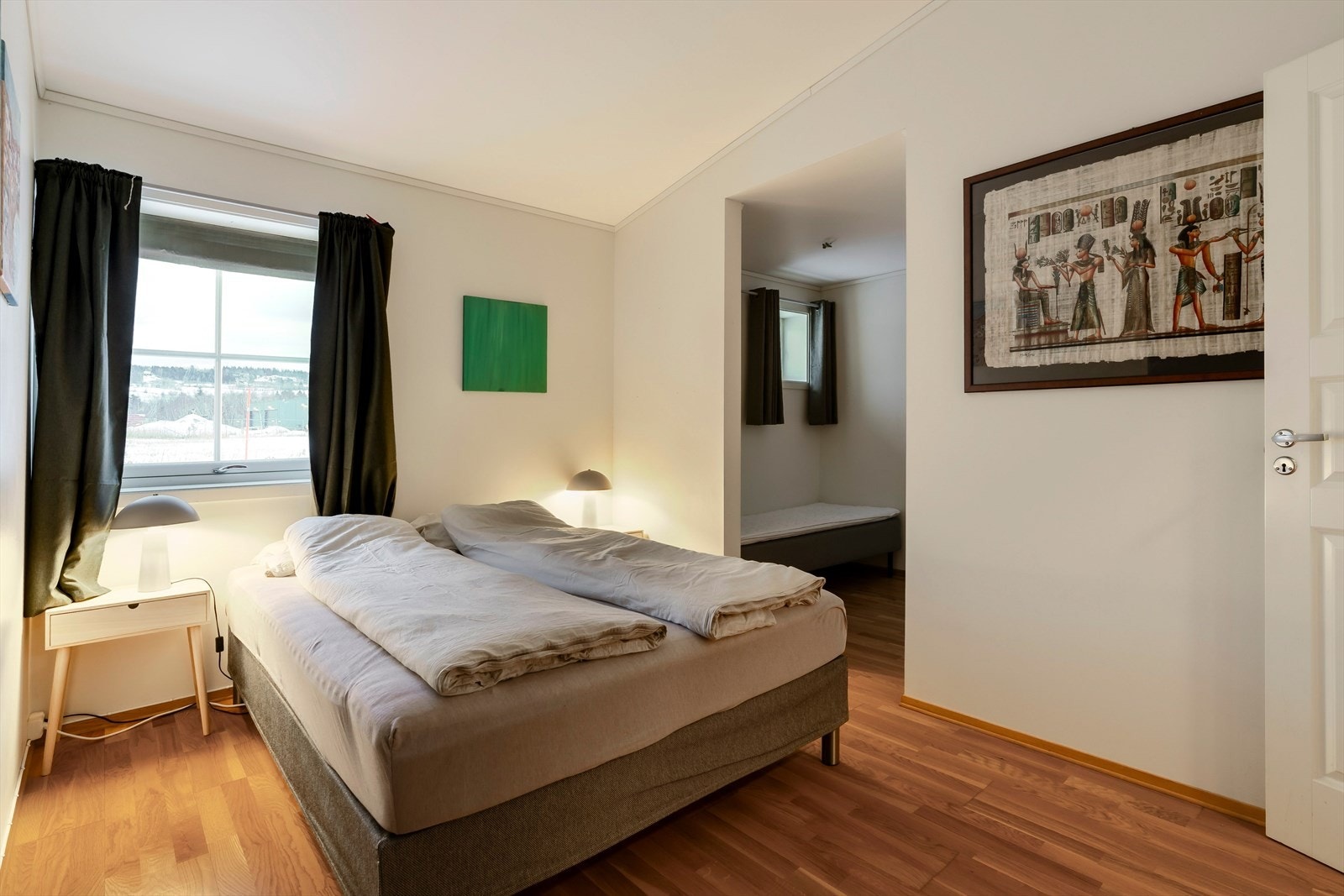 Innhuket hvor det står en mindre seng kan fint brukes som walk-in eller et kontor. Galleribilde