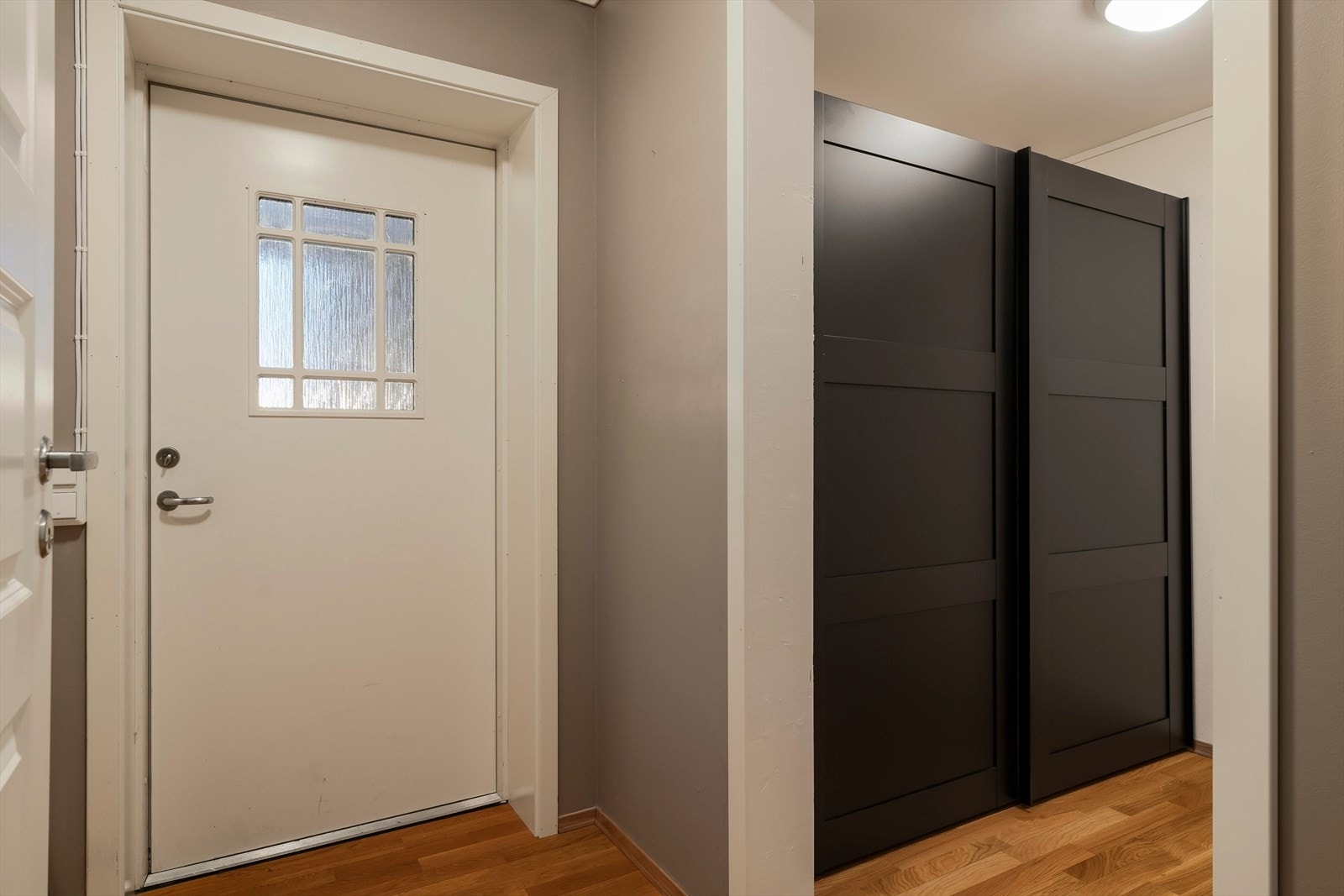 Entré med innhuk for garderobe. Galleribilde