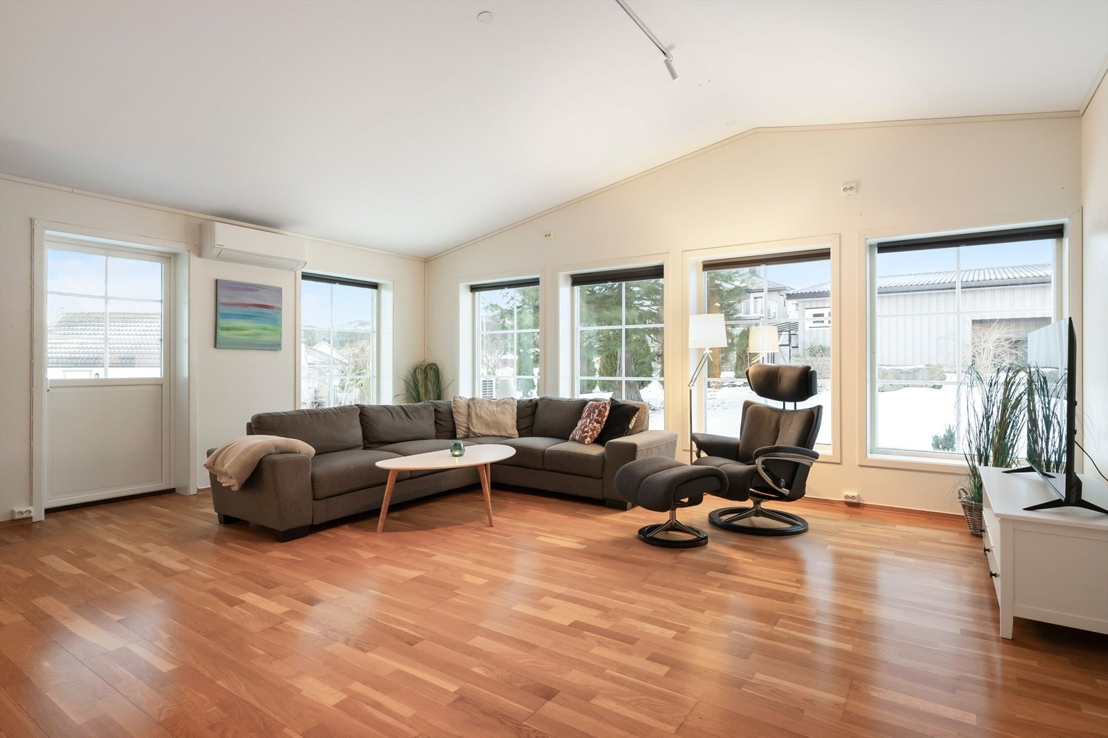 Stuen er romslig og kan skimte med generøs takhøyde, noe som sørger for en luftig og god atmosfære. Galleribilde