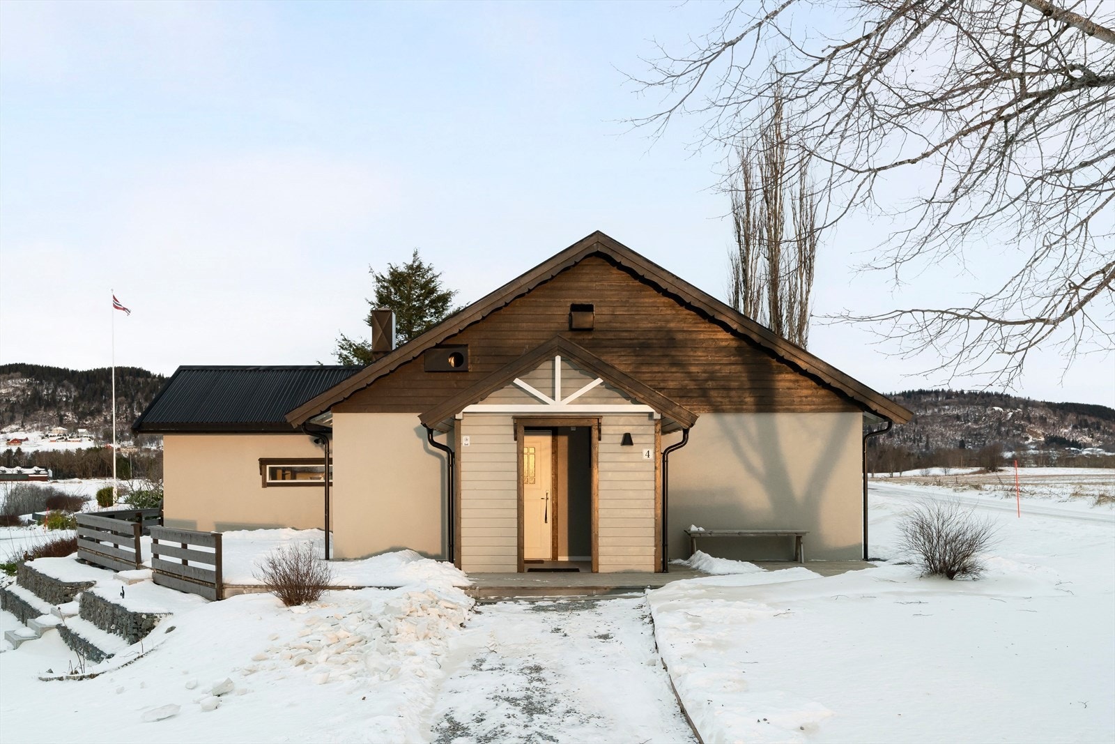 Det er gjennomgående 2-lags glass på vinduer i huset. Galleribilde