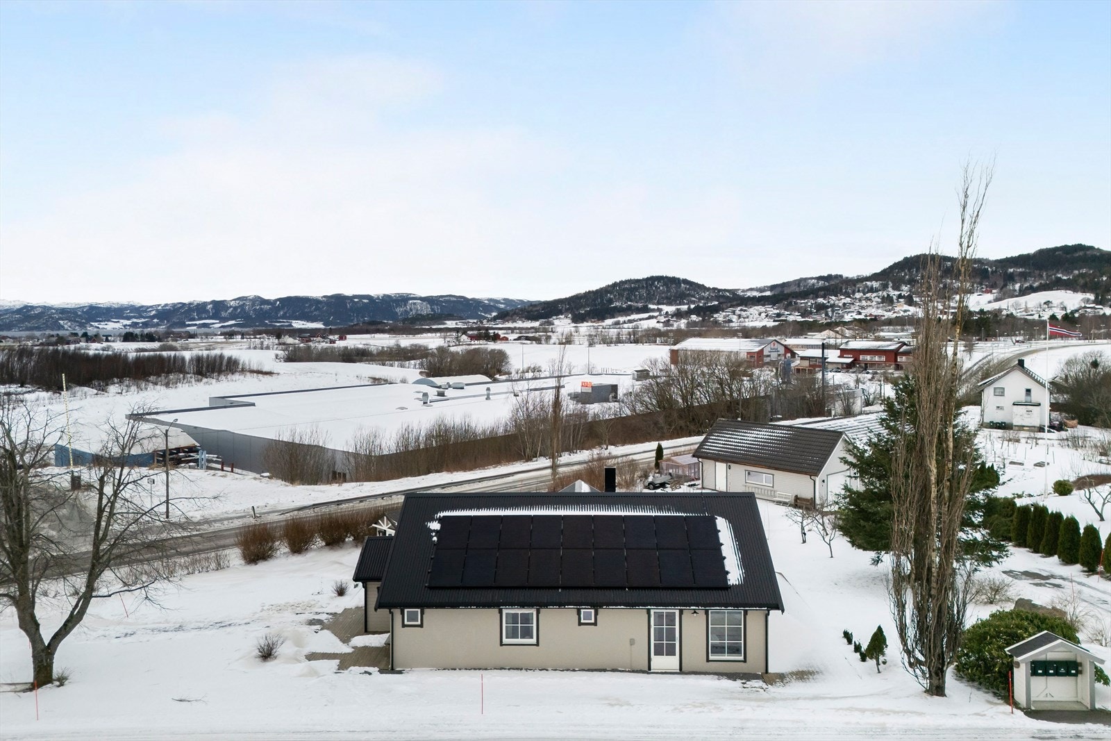Videre er det kort vei til for eksempel dagligvarebutikk og pendlerbuss som tar deg til Trondheim samt øvrige bussforbindelser. Galleribilde