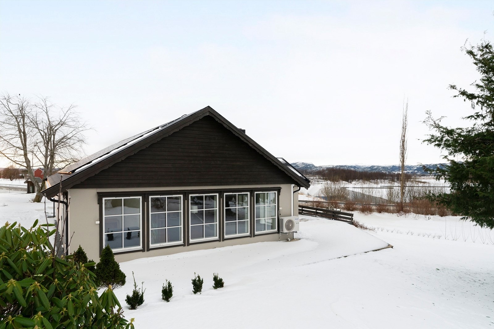 Det er vannuttak på terrassen, slik at du enkelt kan spyle ren terrassebordene. Galleribilde