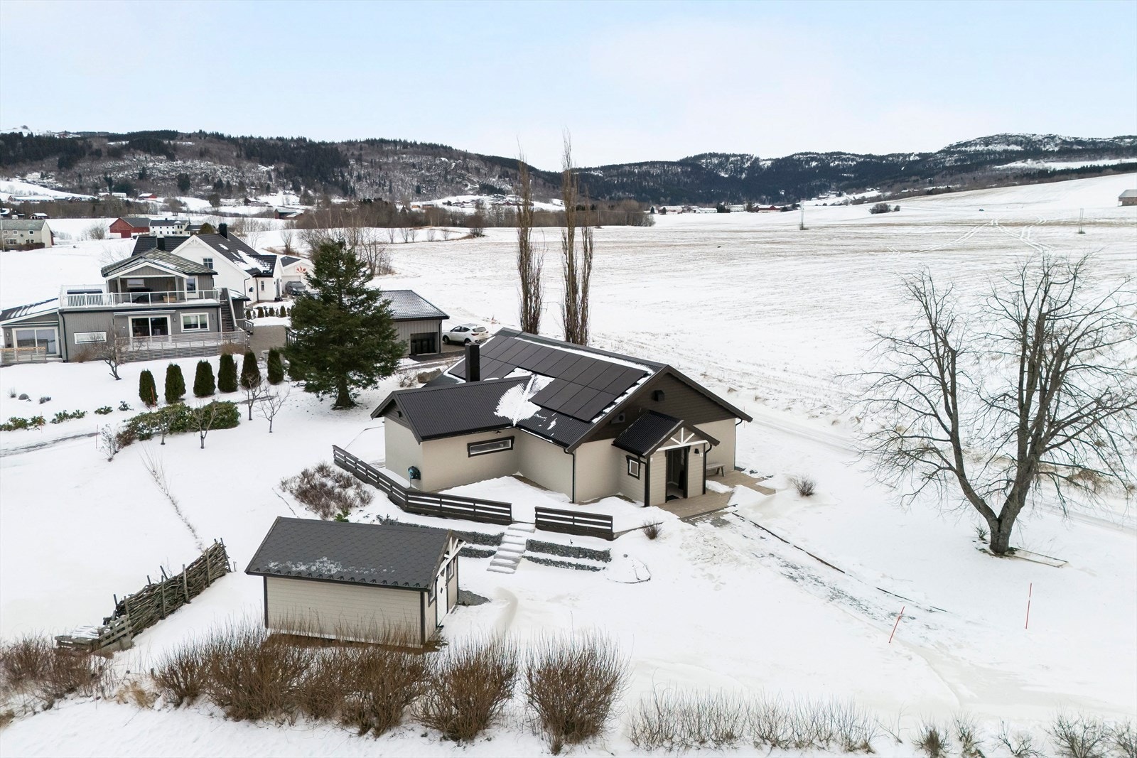 Det er terrasse rundt store deler av boligen, så her kan du flytte deg med solen. Galleribilde