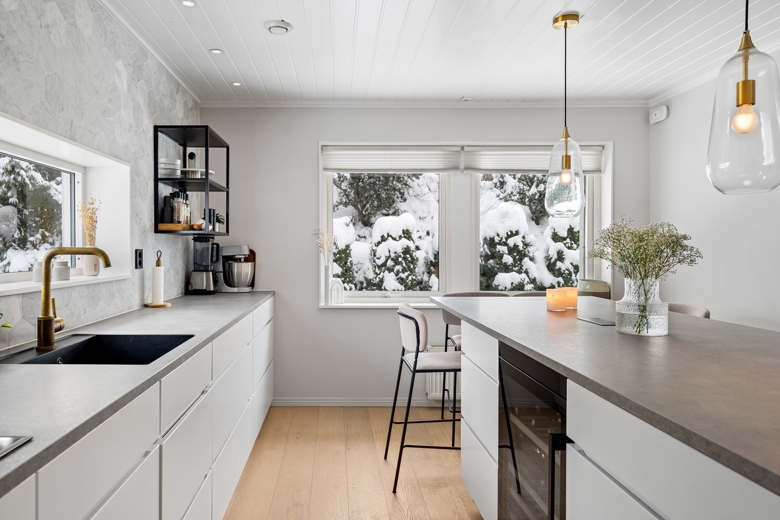 Kjøkkenøy som gir ekstra arbeidsplass og en sosial sone. Galleribilde