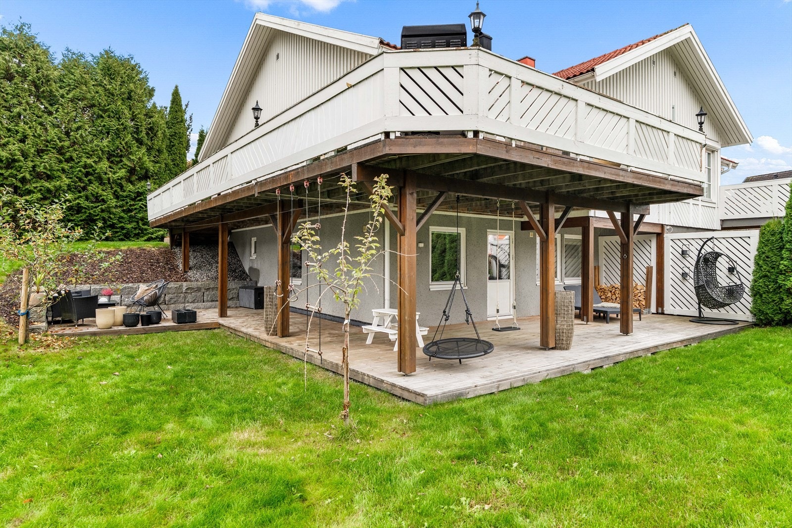 Innholdsrik bolig med overbygd uteplass som gir ekstra bruksareal store deler av året. Her kan du nyte utemiljøet uansett vær. Galleribilde