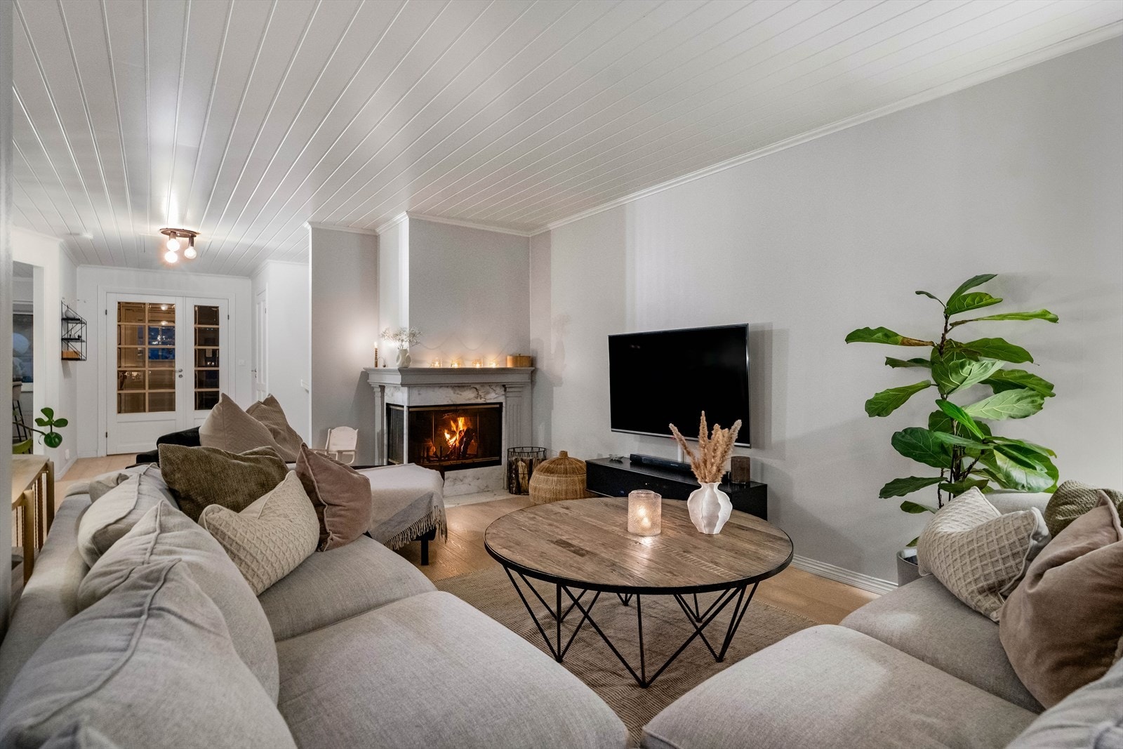 Stuen har god plass til både sofagruppe og spiseplass - perfekt for sosiale sammenkomster. Galleribilde