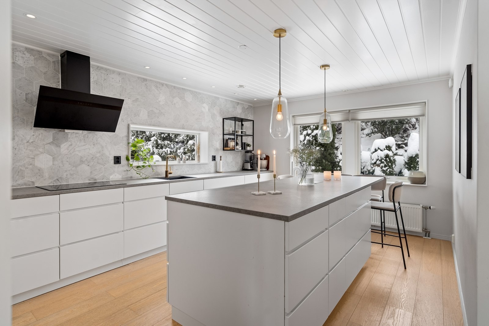 Kjøkkenet har en åpen forbindelse mot spiseplass og stue. Galleribilde