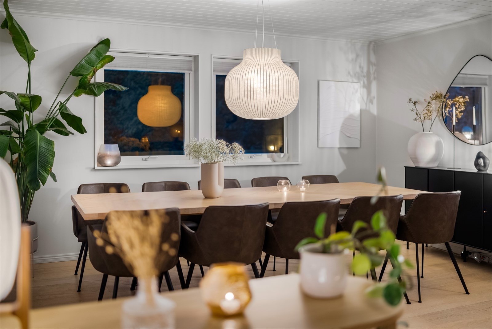 Trivelig spiseplass med god plass til langbord og hyggelige middager. Galleribilde