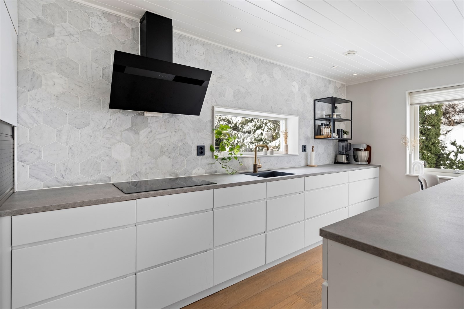 Funksjonelt kjøkken med god oppbevaringsplass og praktisk utforming. Galleribilde