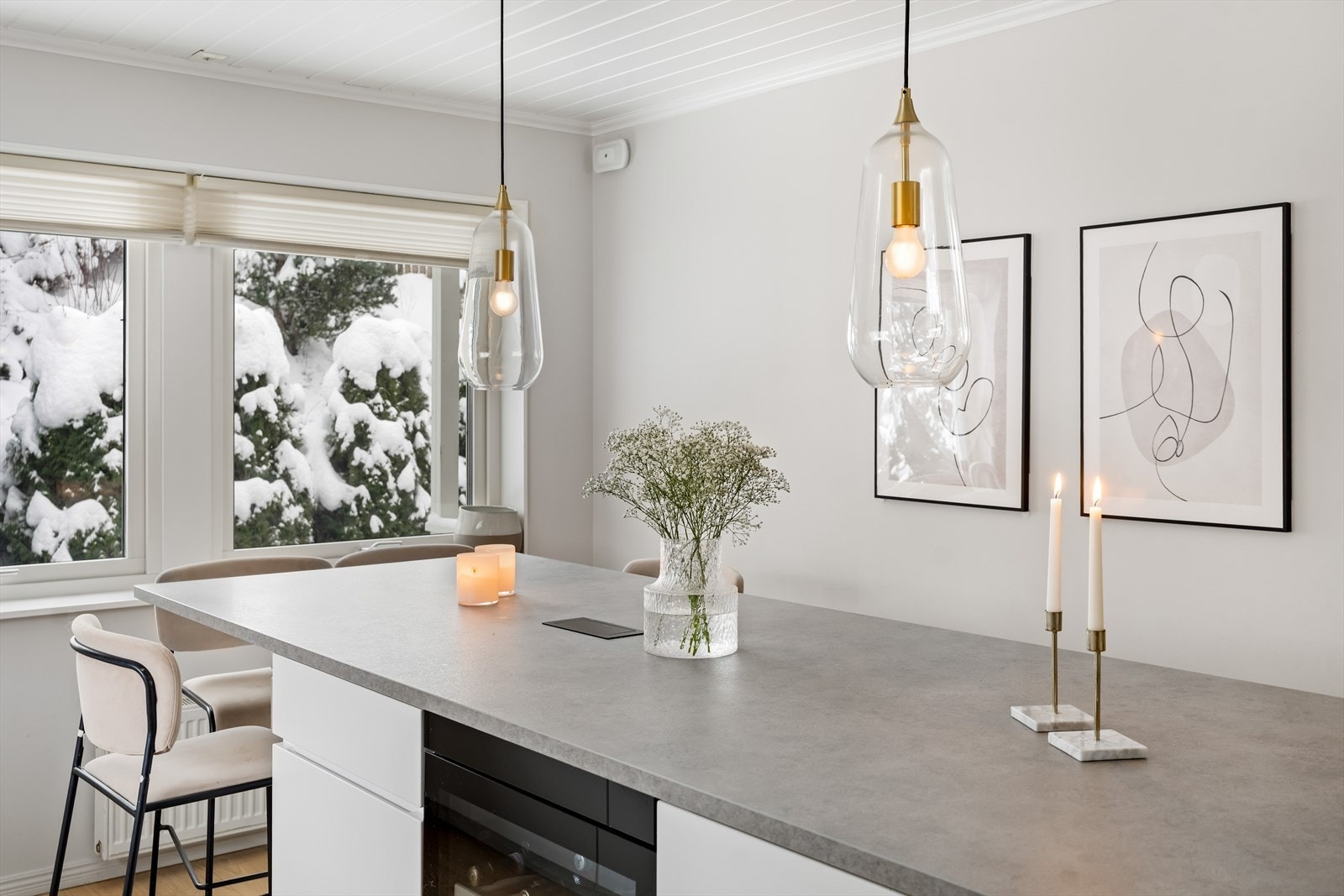 Kjøkken med god plass til barstoler og uformelle måltider. Galleribilde