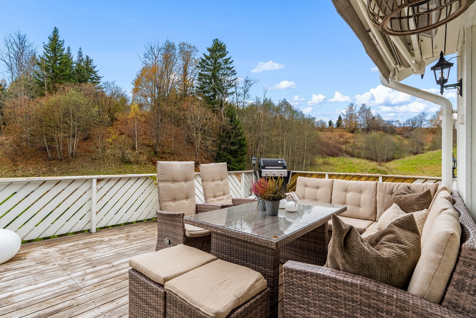 Skjermet og koselig uteplass med fin utsikt mot grøntområde. Et herlig sted å trekke seg tilbake og nyte stillheten. Galleribilde