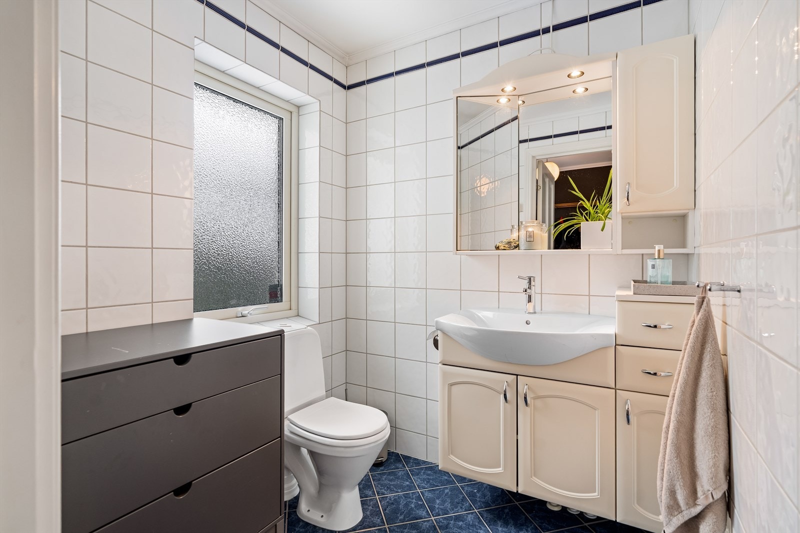 Pent bad med lyse flater og funksjonell innredning. Galleribilde