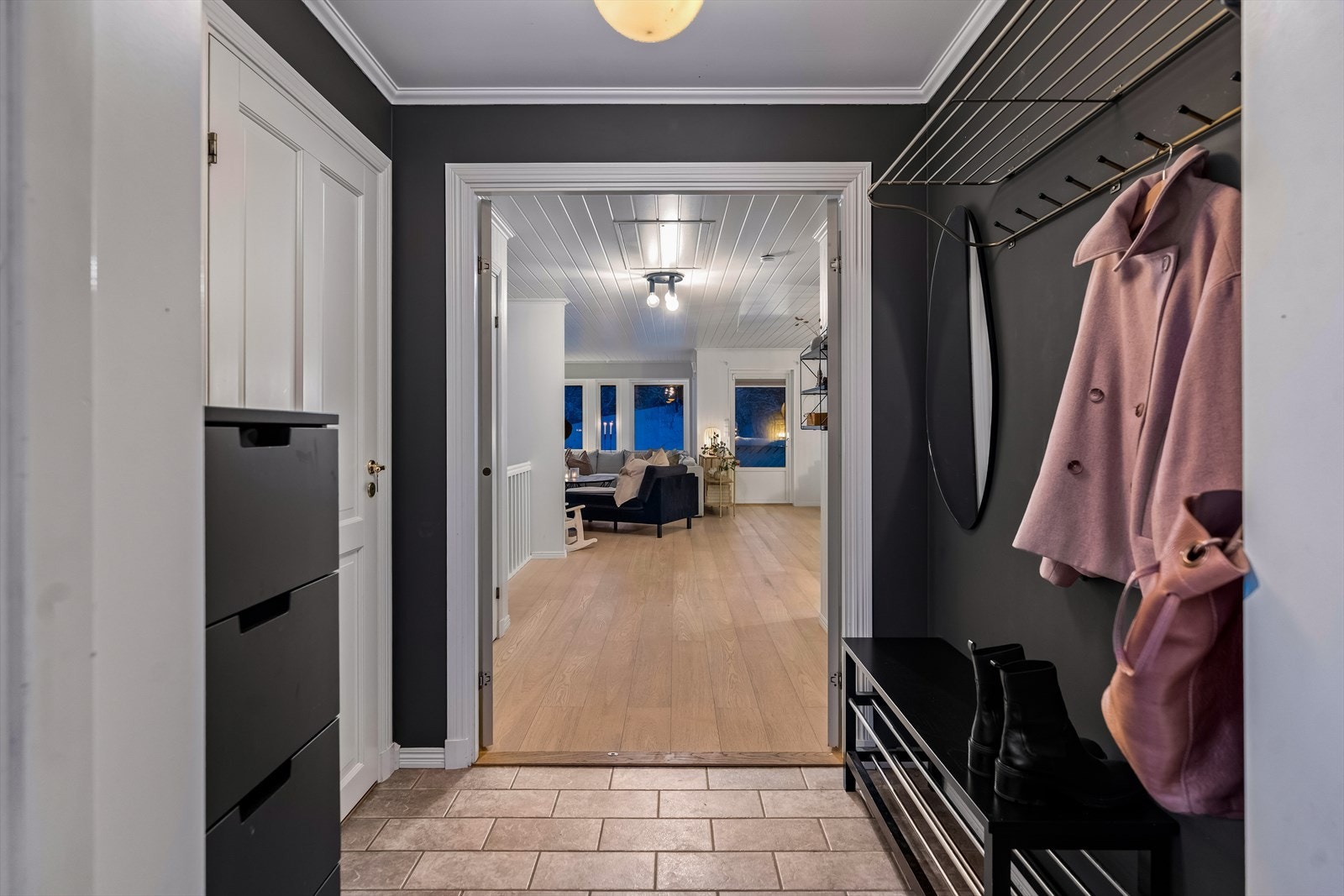 Entréen gir et ryddig og godt førsteinntrykk av boligen. Galleribilde