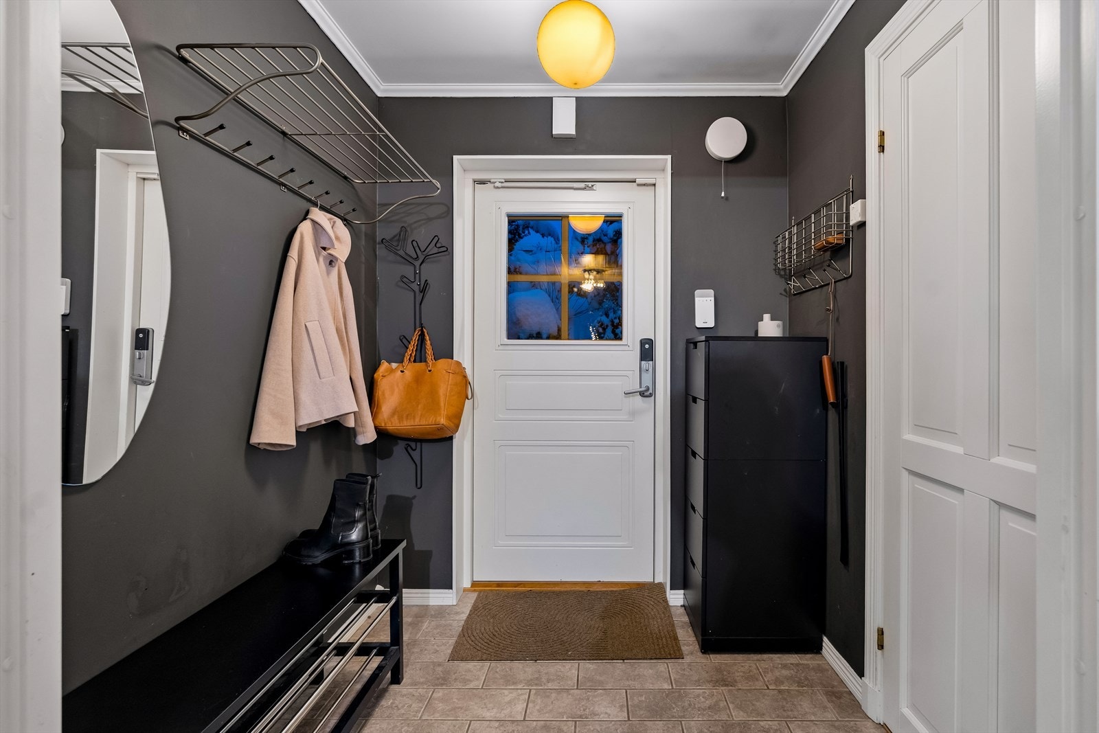 Praktisk entré med god plass til yttertøy og sko. Galleribilde