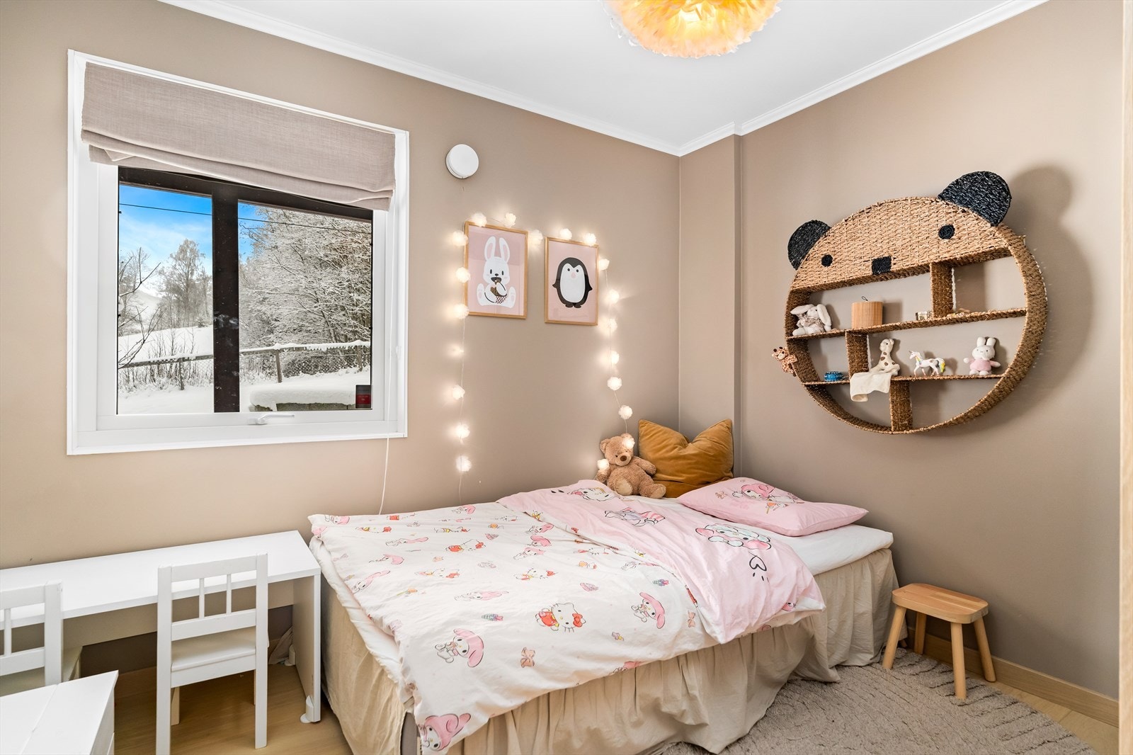 Lyst og trivelig soverom som egner seg godt som barnerom. Galleribilde