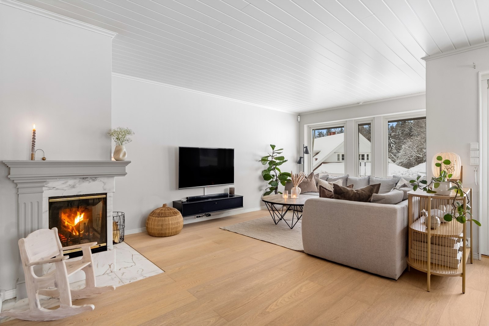 Innbydende bolig med flott beliggenhet og vakre omgivelser - her får du en lun og hyggelig atmosfære året rundt. Galleribilde