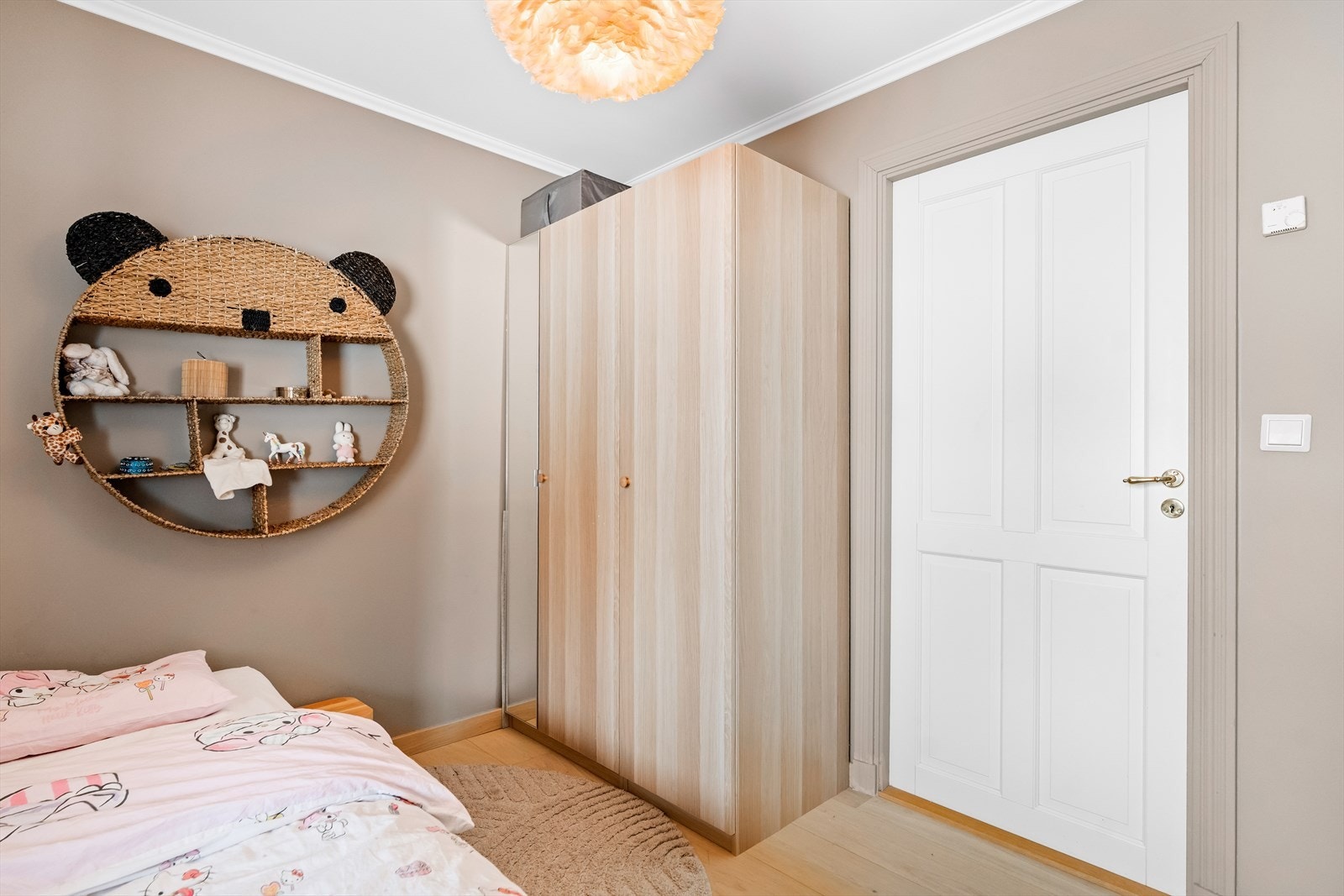 Det er god plass til seng, nattbord og garderobeløsning på rommet. Galleribilde