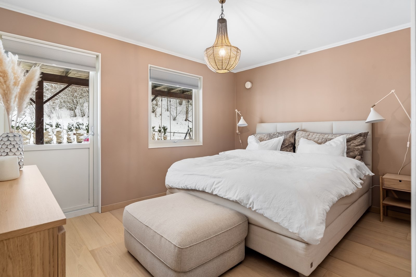 Romslig hovedsoverom med plass til dobbeltseng. Galleribilde