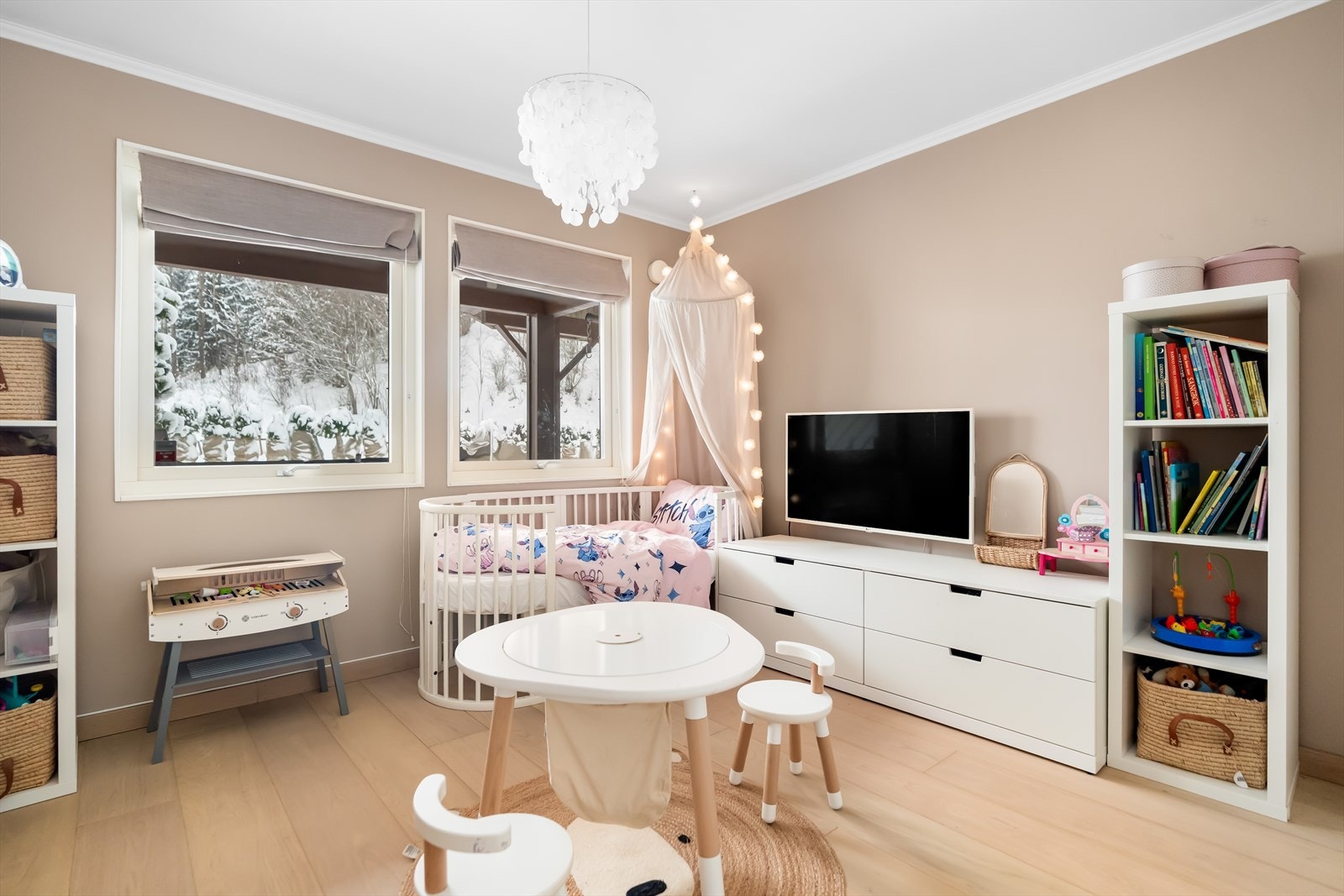 Soverom med god plass til seng, lek og oppbevaring. Galleribilde