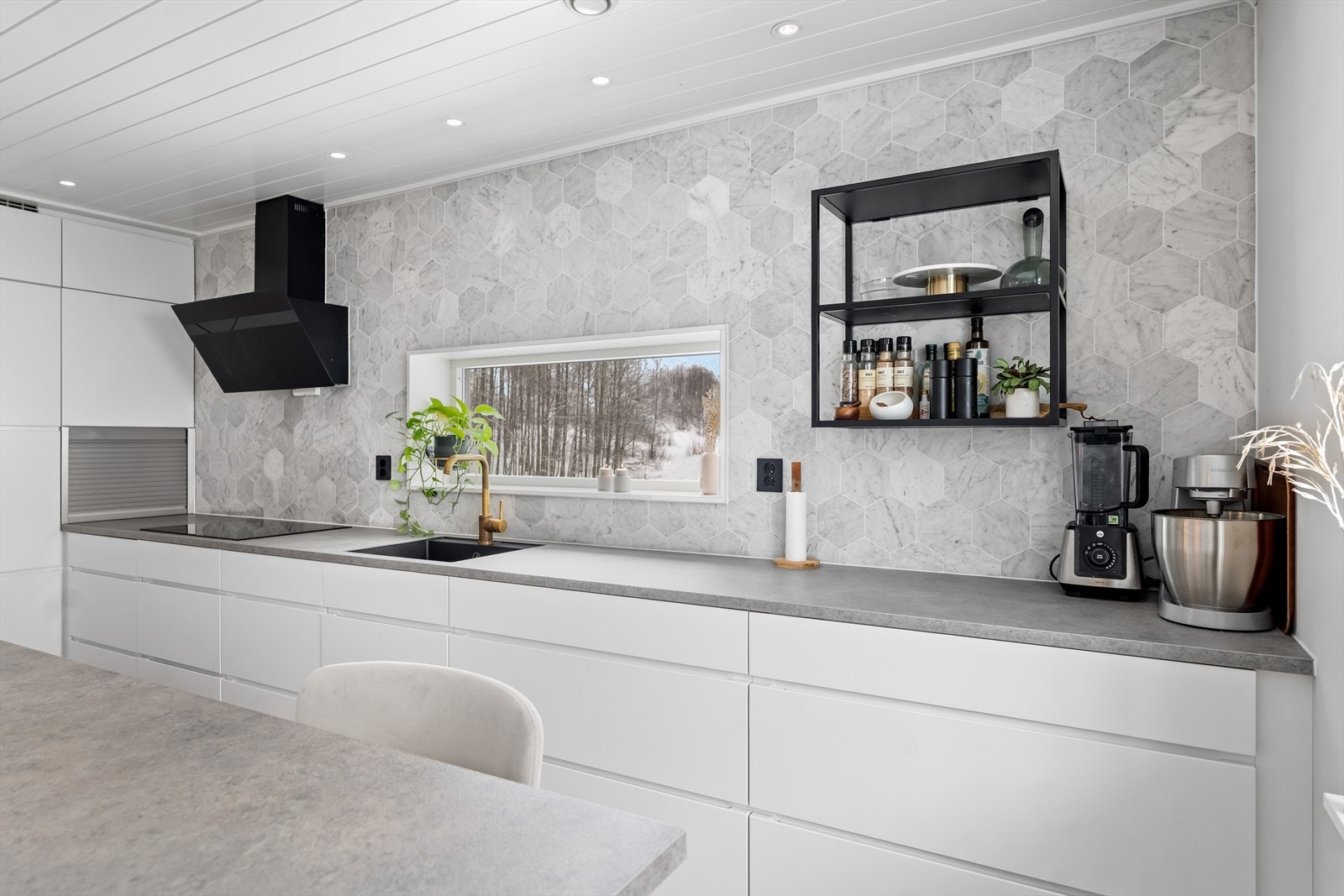 Kjøkkenet har moderne innredning og gode arbeidsflater. Galleribilde