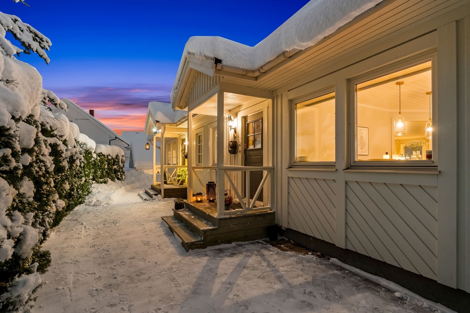 Hyggelig, overbygget inngangsparti. Galleribilde