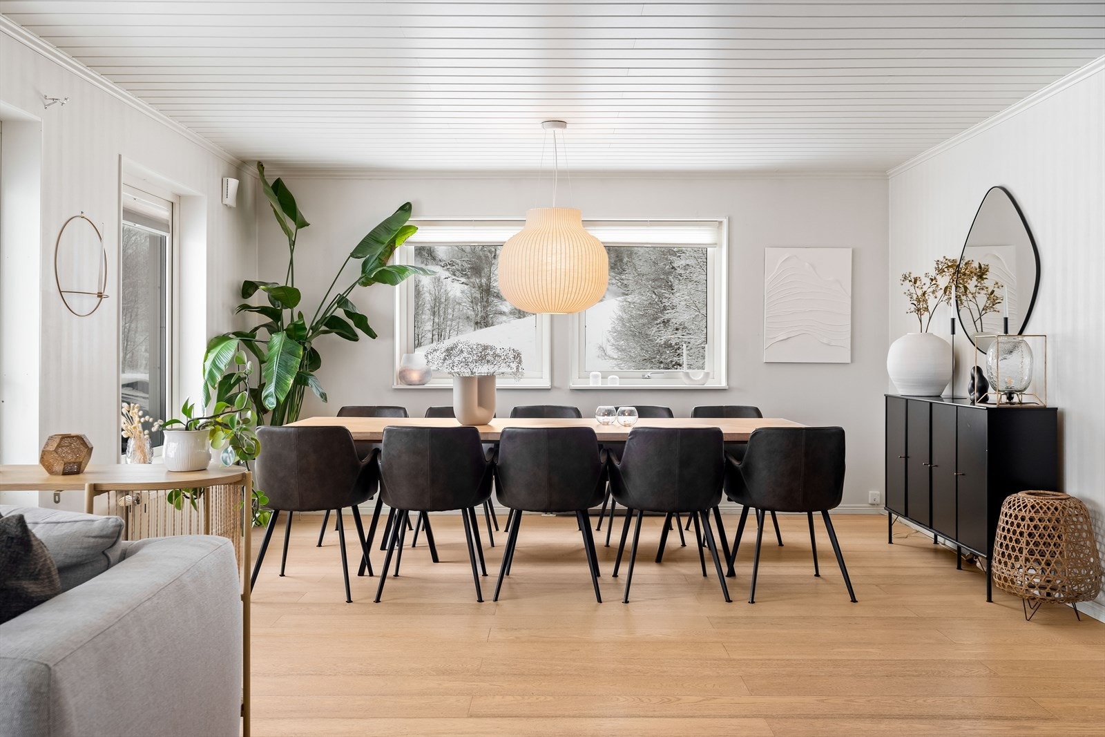 Naturlig flyt mellom rommene gjør boligen svært funksjonell i hverdagen. Galleribilde