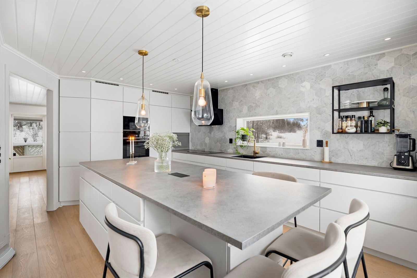 Stilrent kjøkken med rikelig skap- og benkeplass. Galleribilde