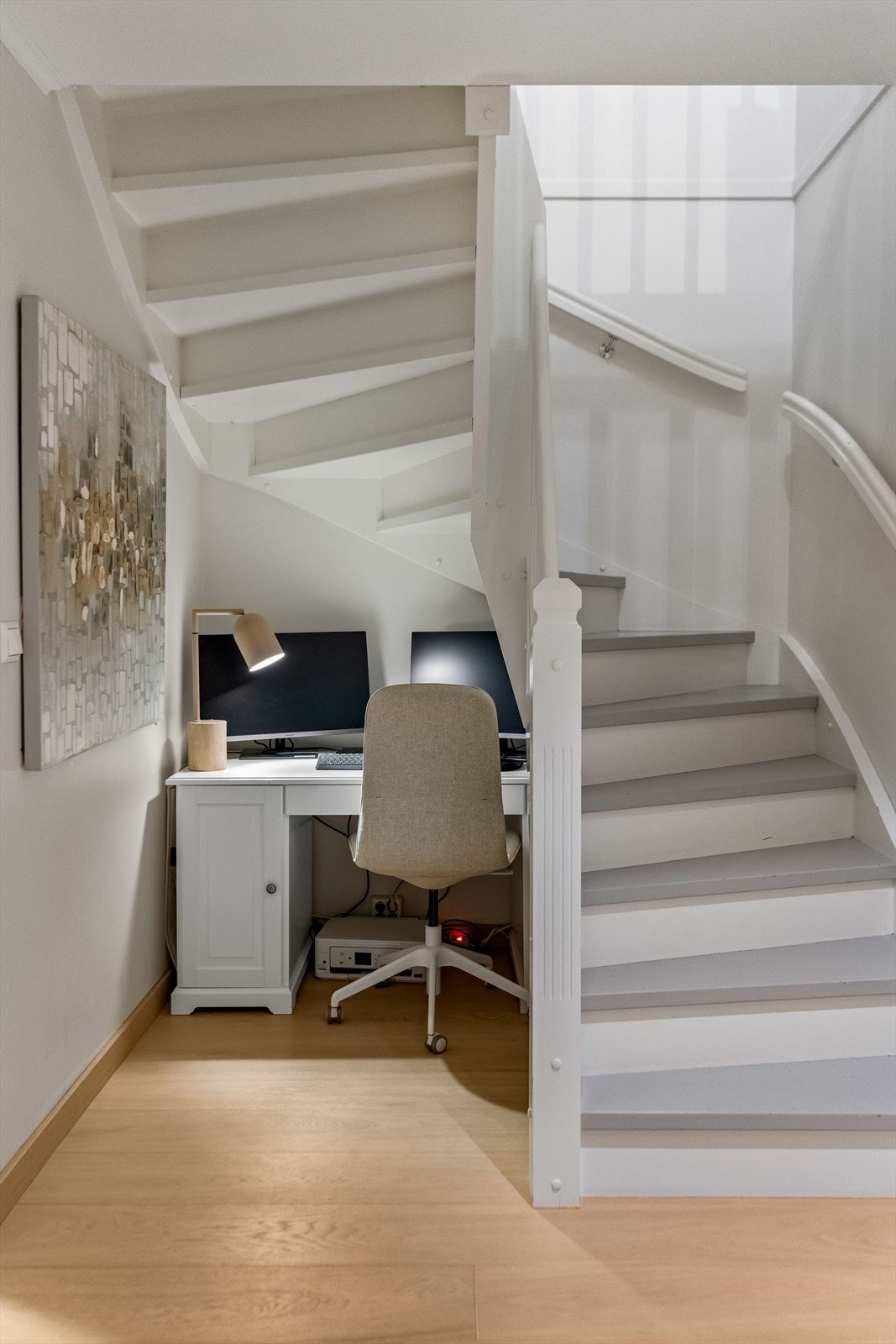 Under trappen er det rigget til et praktisk hjemmekontor. Galleribilde
