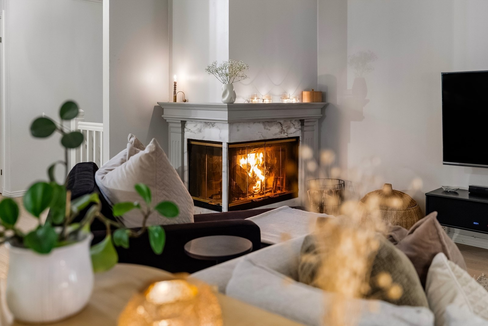 Peisen er moderne med flott eksklusive marmorfliser. Galleribilde