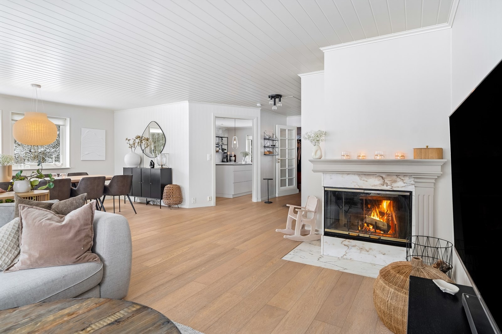 Åpen og praktisk løsning som binder oppholdsrommene fint sammen. Galleribilde