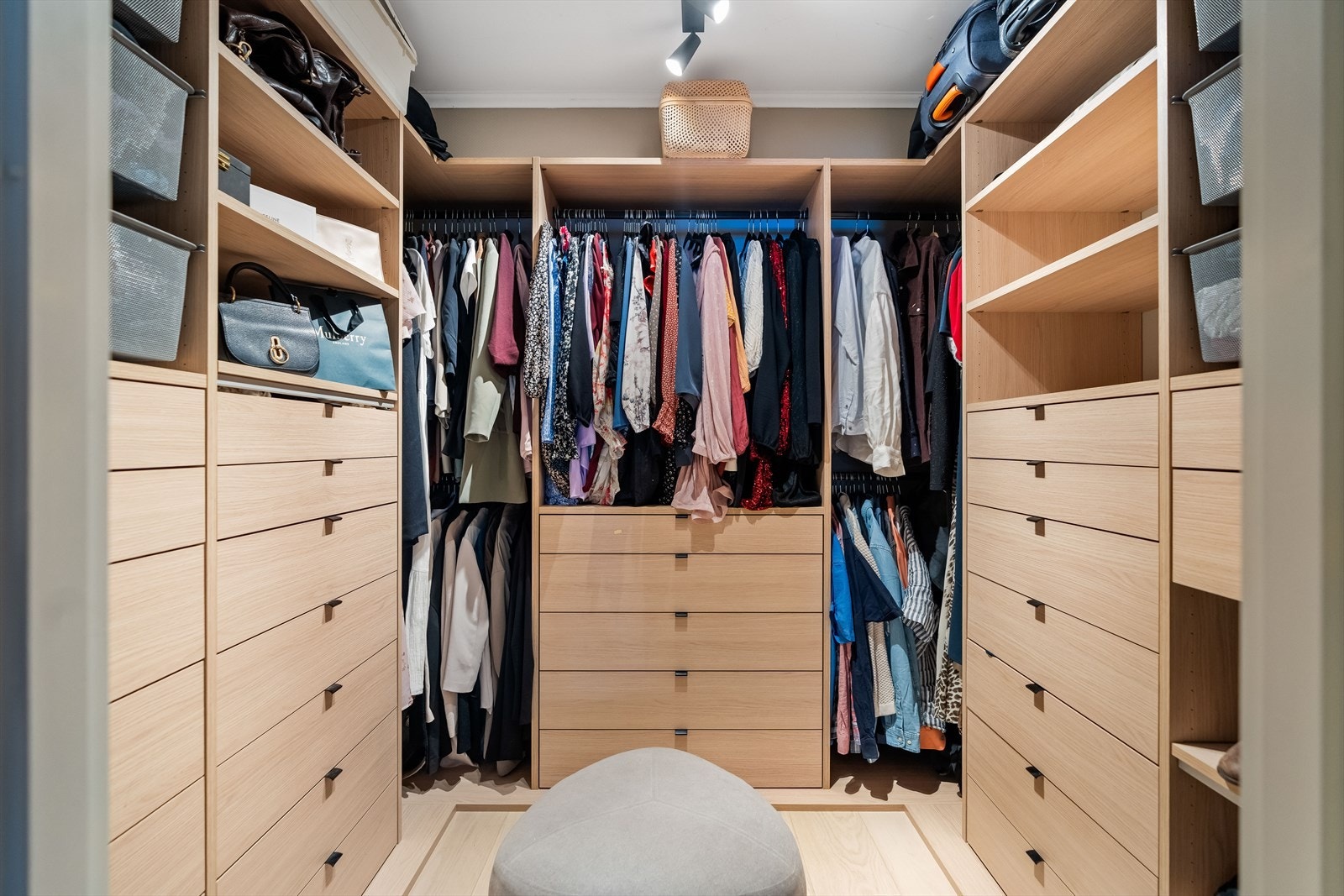 Lekker og oversiktlig walk-in garderobe med god plass til klær for to. Galleribilde