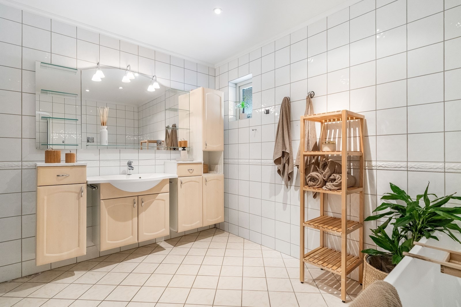 Badet er stilrent og har god oppbevaringsplass i servantinnredningen. Galleribilde