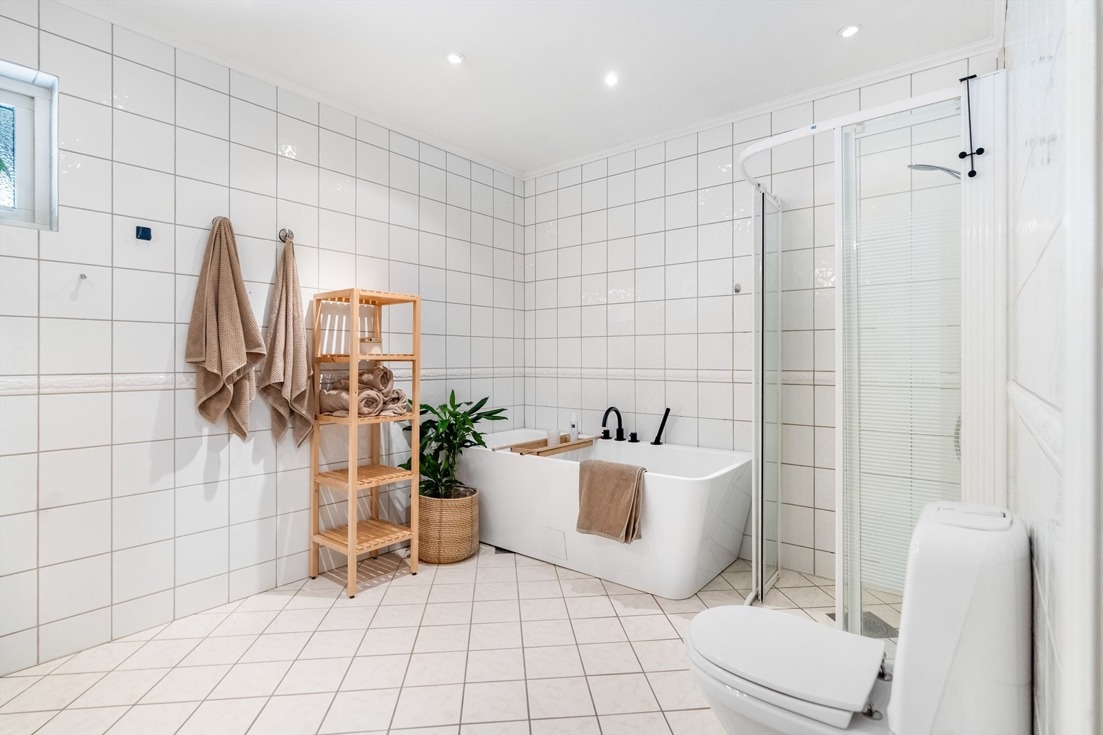 Romslig bad med badekar og dusjnisje. Galleribilde