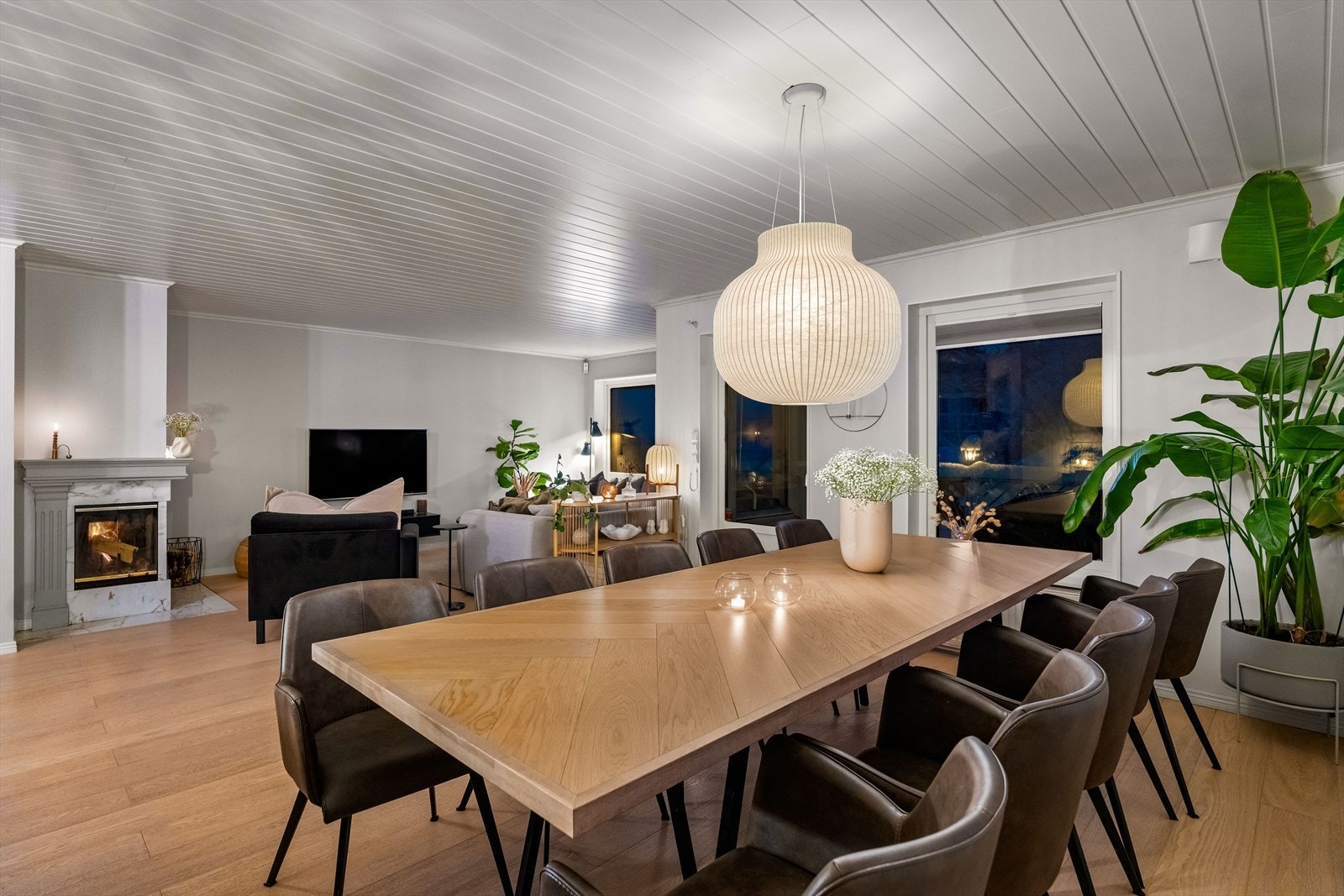 Stor spiseplass med god plass til lange middager med familie og venner. Galleribilde