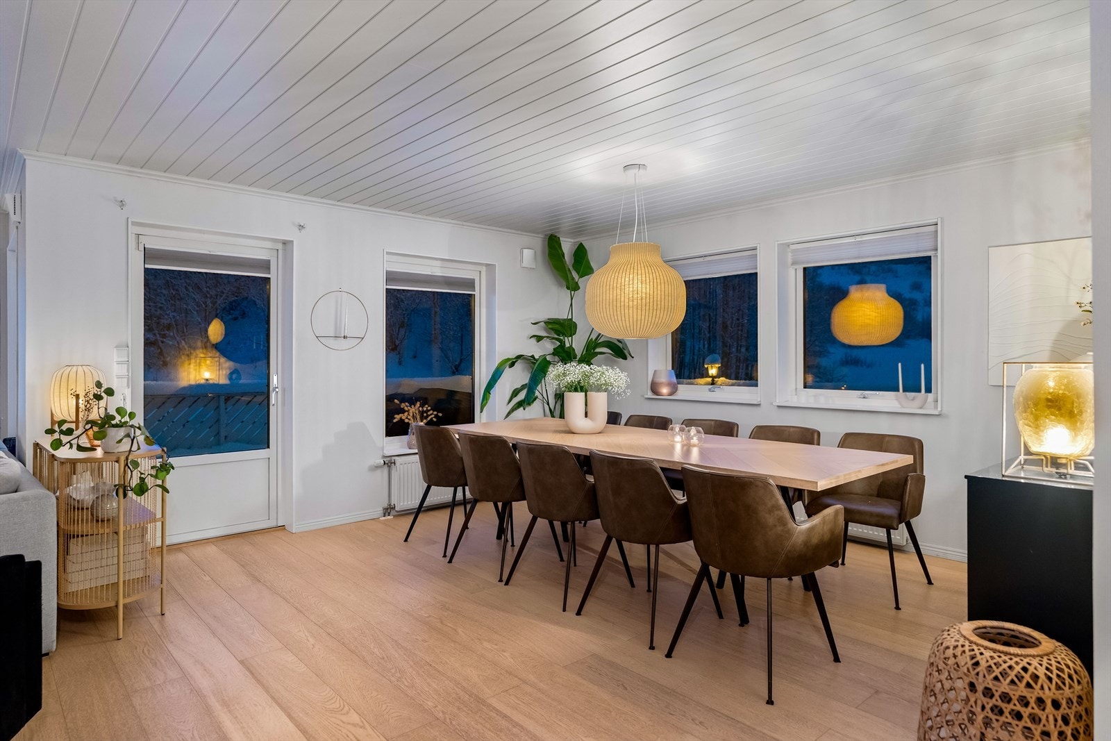 Åpen og sosial løsning mellom stue og spisestue gir en luftig romfølelse. Galleribilde