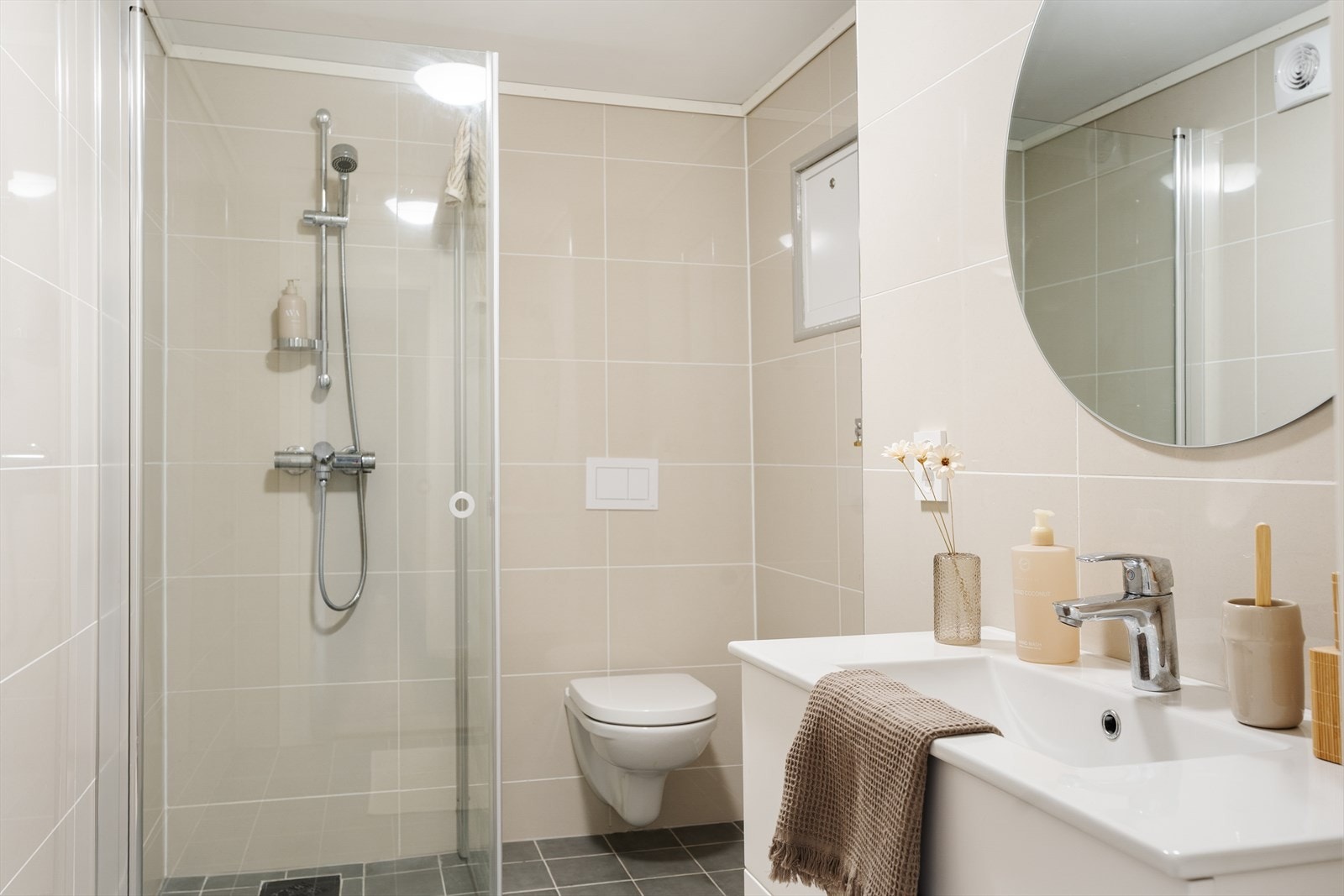 Bad i kjeller. Badet har fliser på gulv og fliser på vegger. Våtrommet er oppgradert i senere tid (arbeid utført av Sirnes Rør). Galleribilde