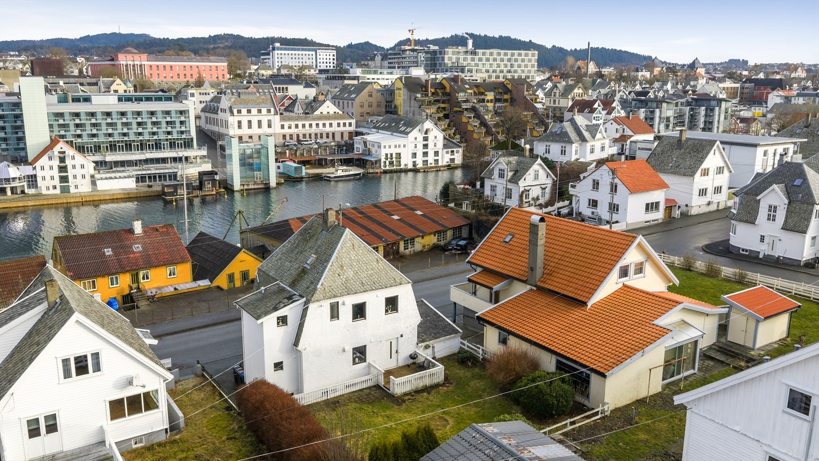 Fra eiendommen er det kort vei til alle fasilitetene i sentrum, dagligvareforretninger, sykehuset, høyskolen m.m. Galleribilde