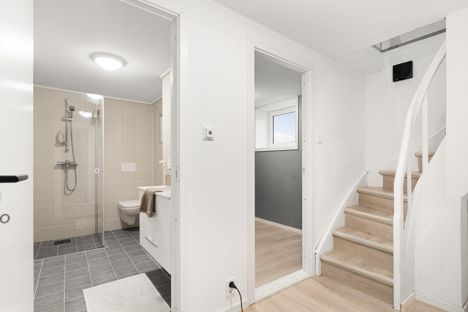 Kjelleren tilhører boenhet 1. Denne etasjen er antatt å være tilleggsdel (dvs at rommene ikke er godkjente for varig opphold). Nåværende eier er i en prosess med kommunen for å forsøke å få bruksendret rommene. Galleribilde