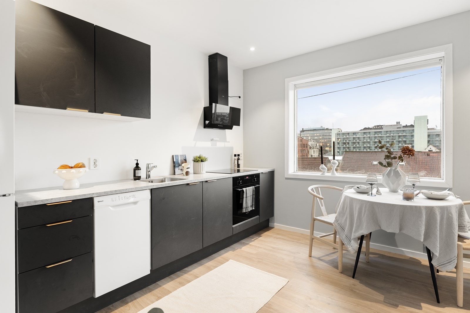 Innredningen er utstyrt med integrerte hvitevarer i form av platetopp med induksjon og stekeovn. Det er opplegg for oppvaskmaskin. Kjøkkenventilator med kullfilter. Store vindusflater gir godt med naturlig lys. Galleribilde