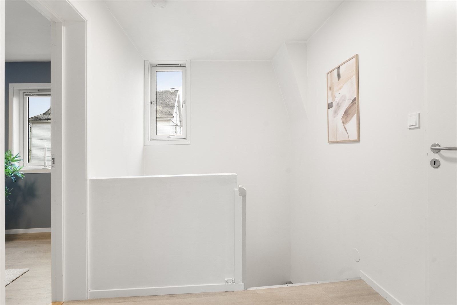 Boenhet 2: Gang med trapp opp fra byggets 1. etasje. Galleribilde