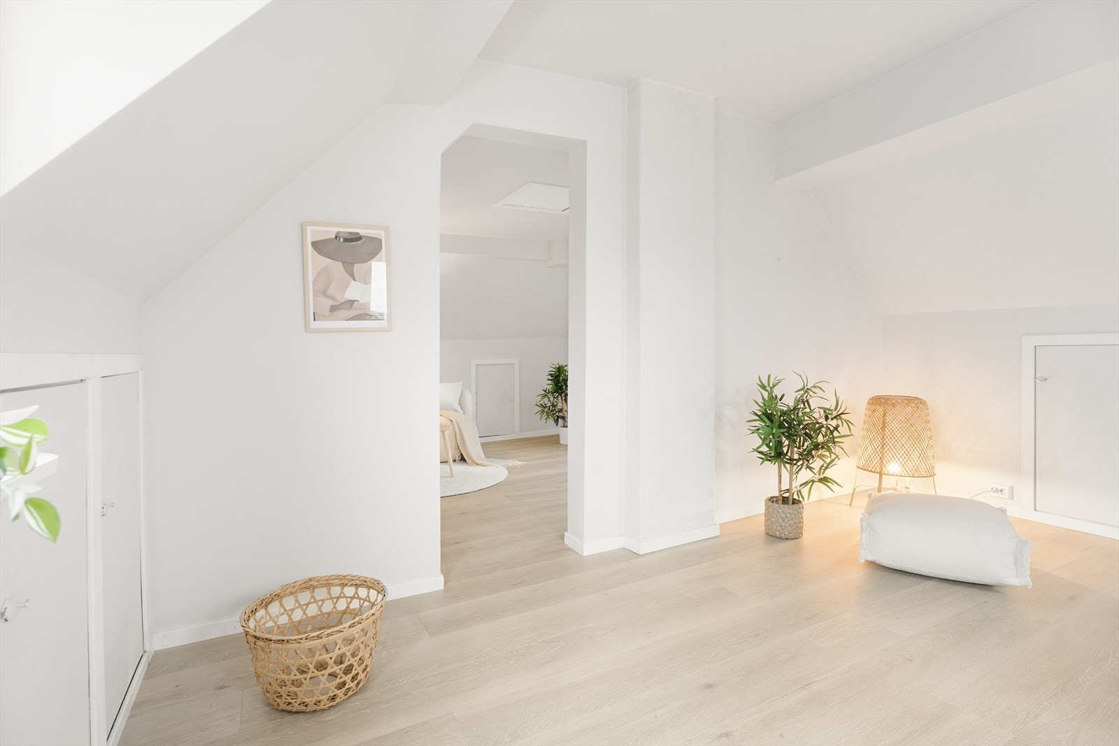 Loftet er antatt tilleggsdel og så vidt megler bekjent ikke godkjent for varig opphold. Etasjen er pt innredet med loftstue og sovealkove. Galleribilde