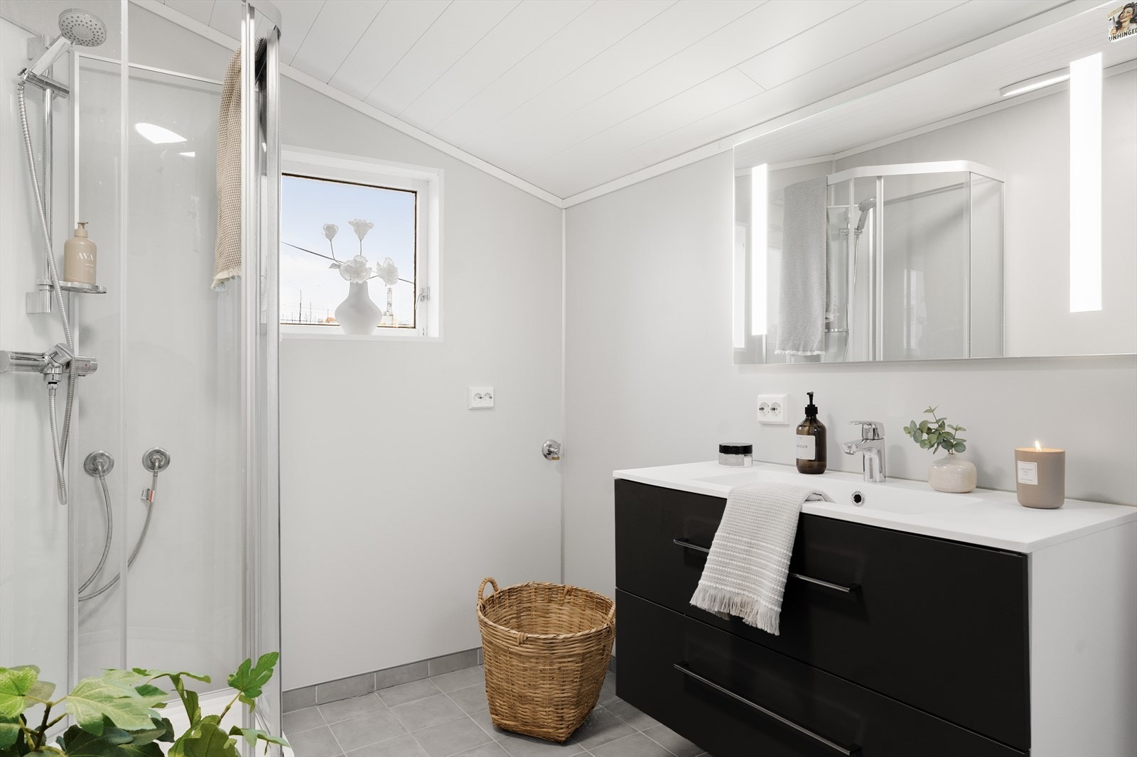 Boenhet 2: Badet/vaskerommet er oppgradert i senere tid (arbeid utført av Sirnes Rør). Galleribilde