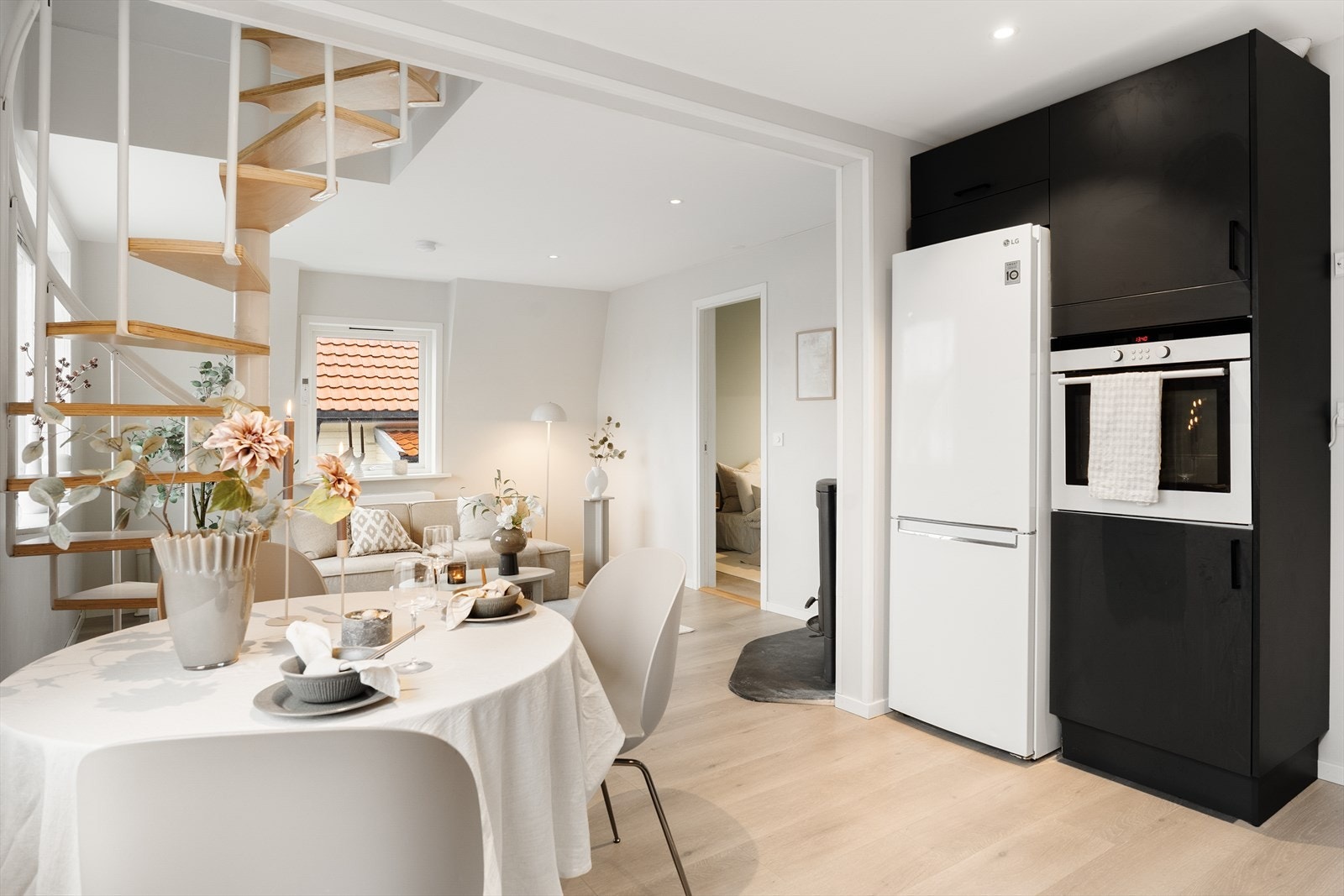 Boenhet 2 består av 2. etasje og loft, samt vaskerom, vindfang og gang med trapp i 1. etasje. Bygget er modernisert i nyere tid med bl.a
oppgradert el-anlegg og røropplegg (inkl to sikringsskap). Galleribilde