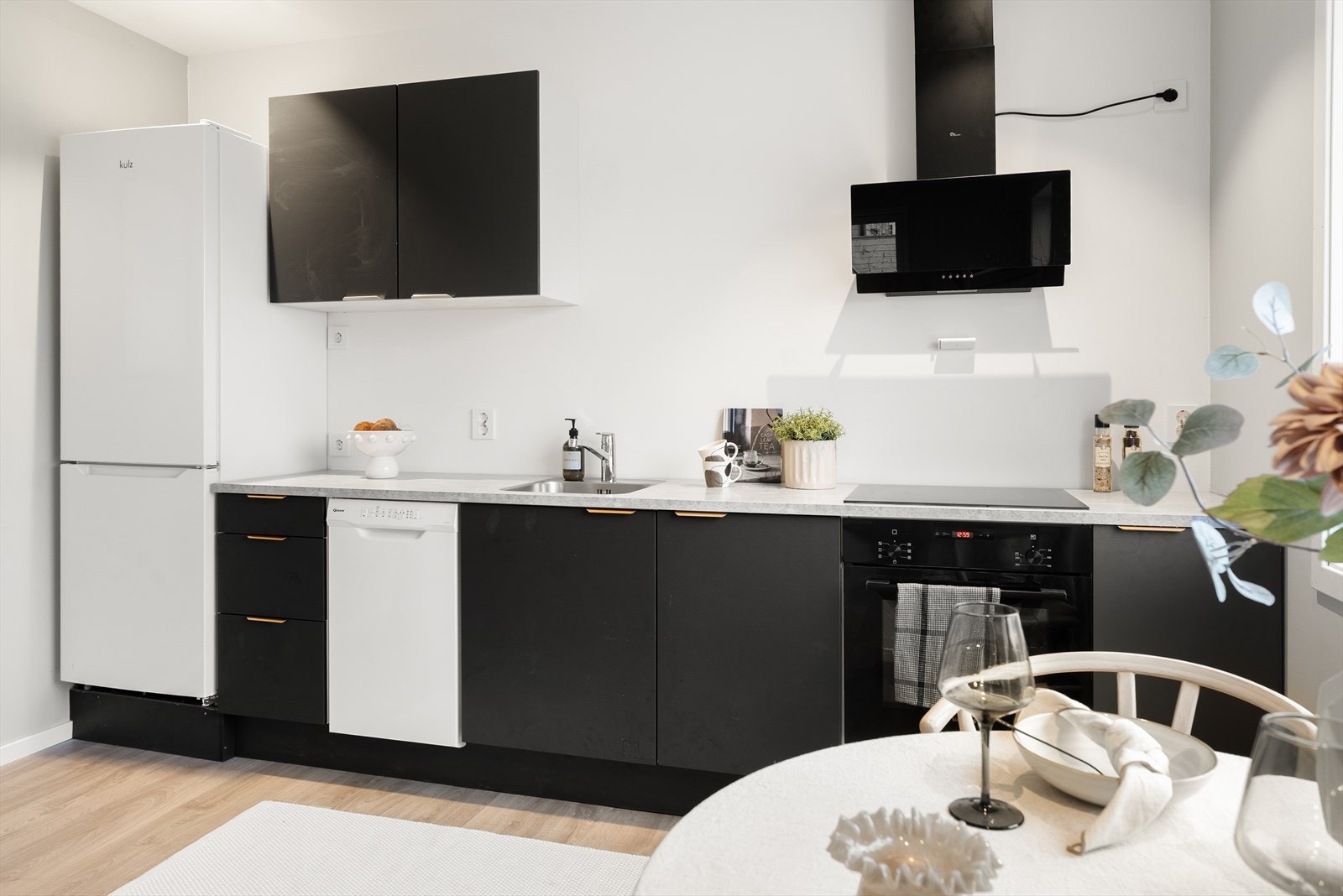 Moderne kjøkkeninnredning med glatte fronter og laminat benkeplate. Galleribilde