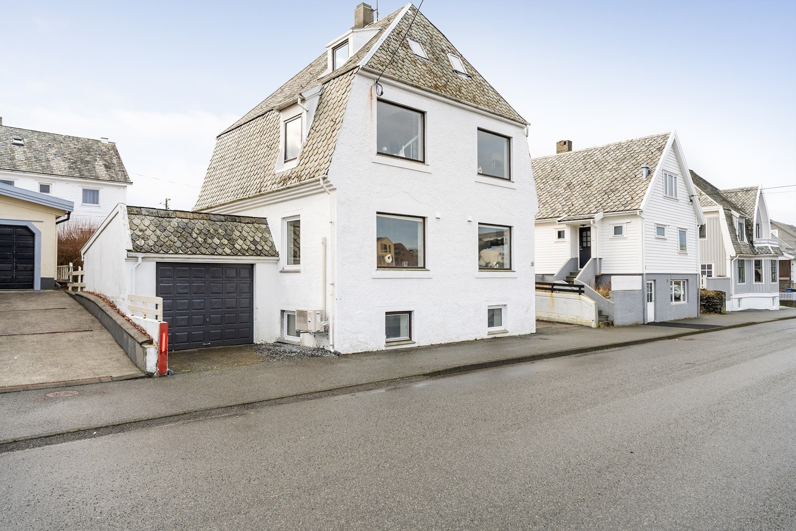 Velkommen til Sundgata 60 - En hel tomannsbolig beliggende sentralt på Risøy, kun en liten spasertur fra sentrumskjernen i Haugesund. Bygget har to horisontaldelte boenheter. Hver boenhet strekker seg over to etasjer. Galleribilde