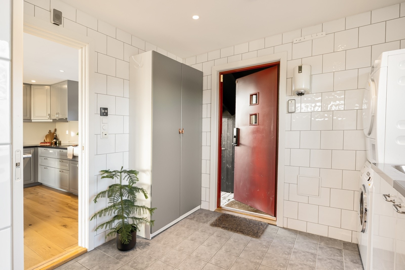 Fantastisk vaskerom med egen inngang og masse av oppbevaringsplass. Galleribilde