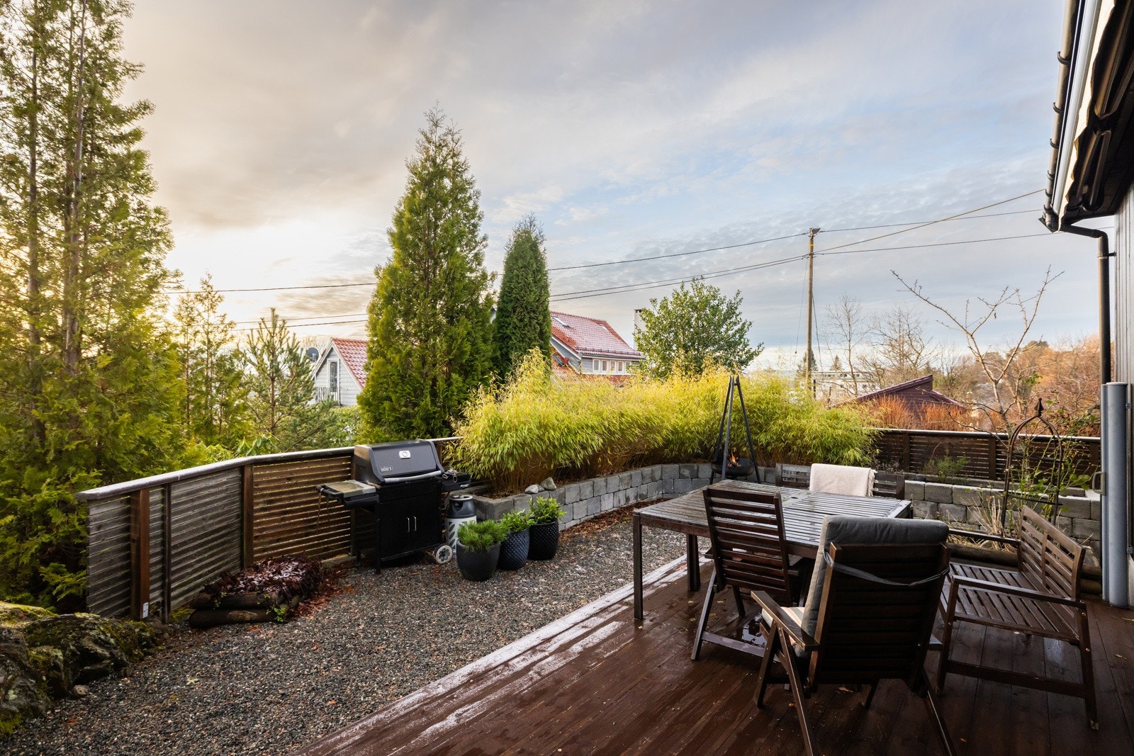 Sørvestvendt skjermet terrasse og uteplass. Galleribilde