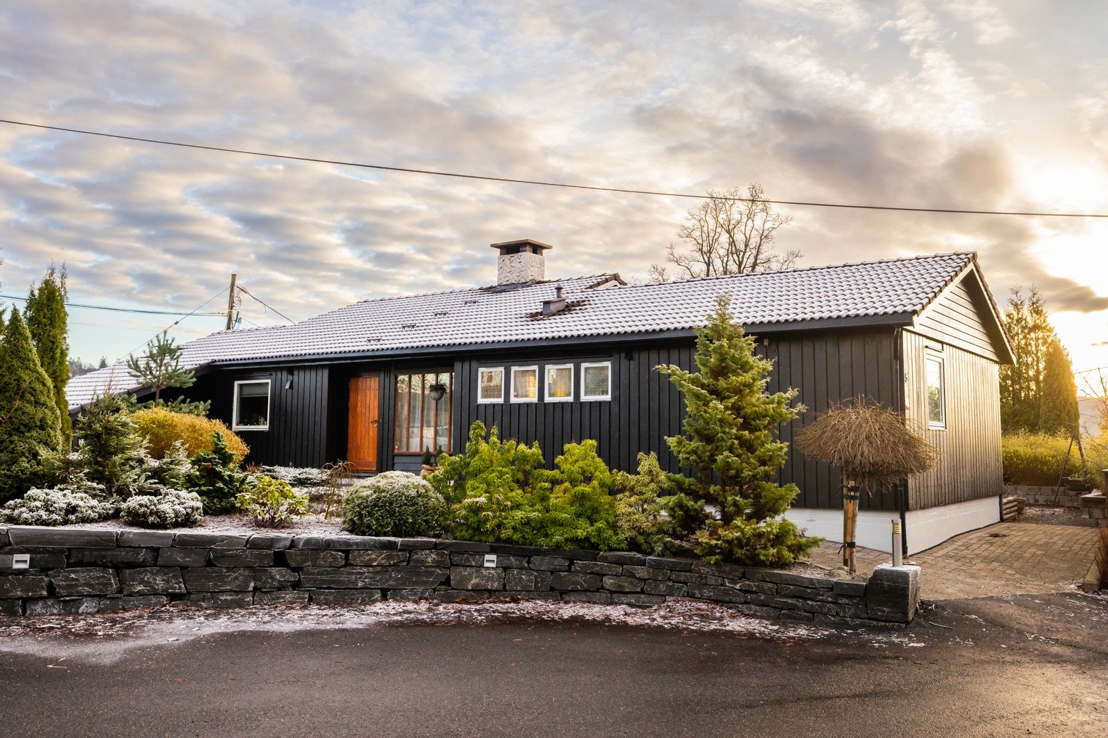 Romslig fasade gir godt førsteinntrykk - dobbel garasje og biloppstillingsplasser. Galleribilde