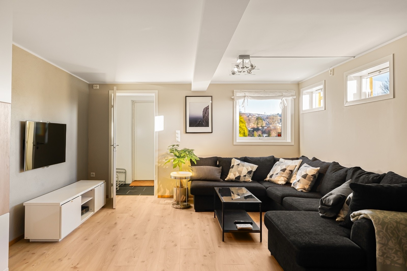 U. etg med egen inngang. På tegningene registrert som disponible rom og hobbyrom. Galleribilde