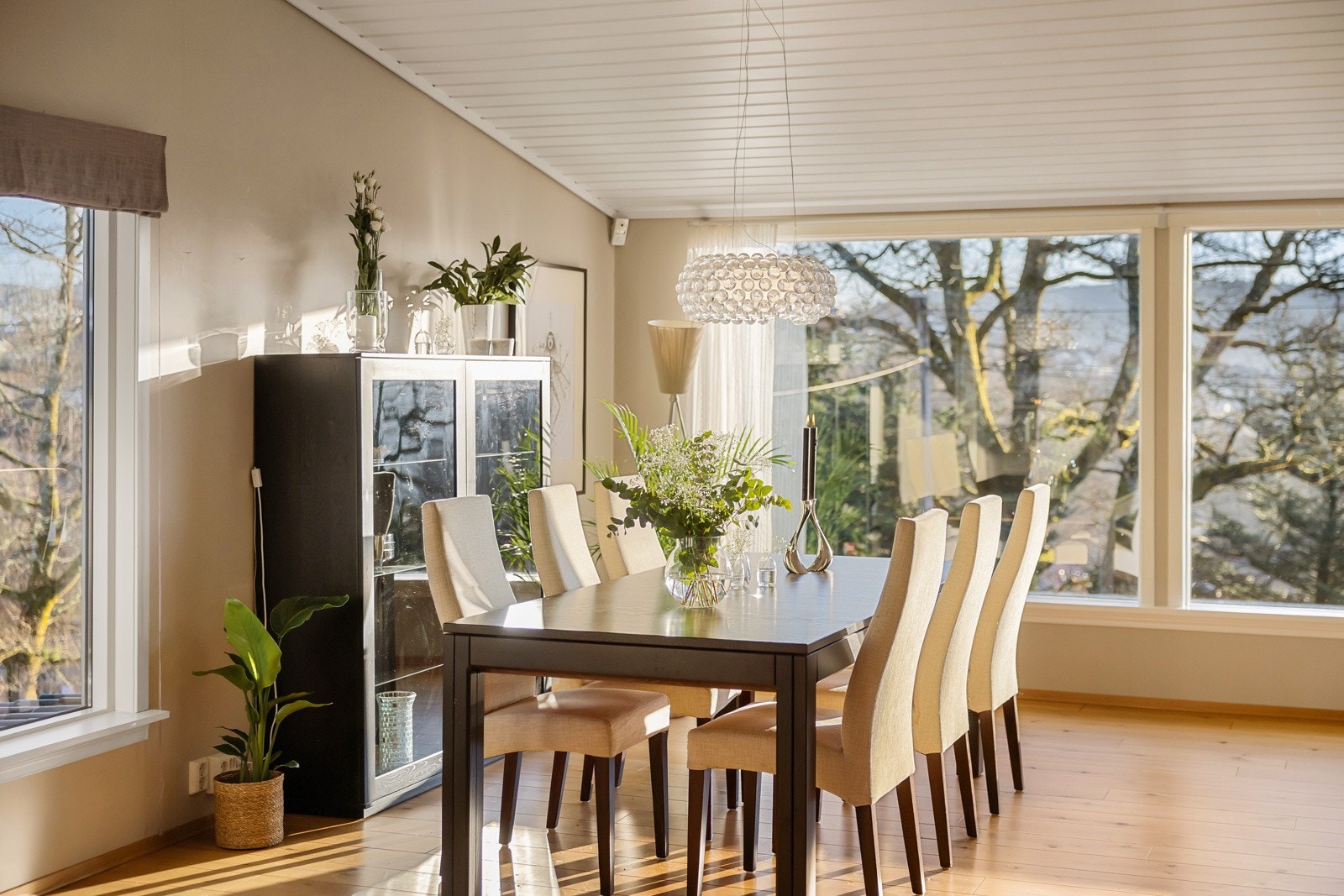 God plass til gjester rundt bordet. Galleribilde